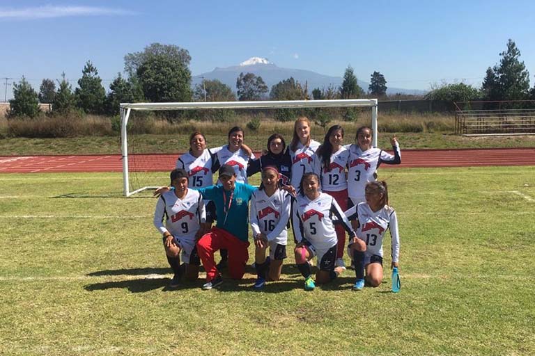 Madeline Danforth (back row, third from right) and the women's soccer team and coach at Universidad Politécnica de Tlaxcala.