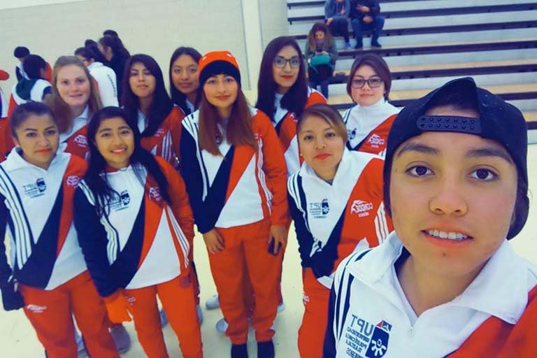 Universidad Politécnica de Tlaxcala women's soccer team and Madeline Danforth during the interpolytechnic games, which their university hosted.