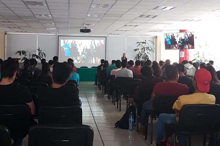 Madeline Danforth gives a talk (in English) to a student audience at Universidad Politécnica de Tlaxcala.